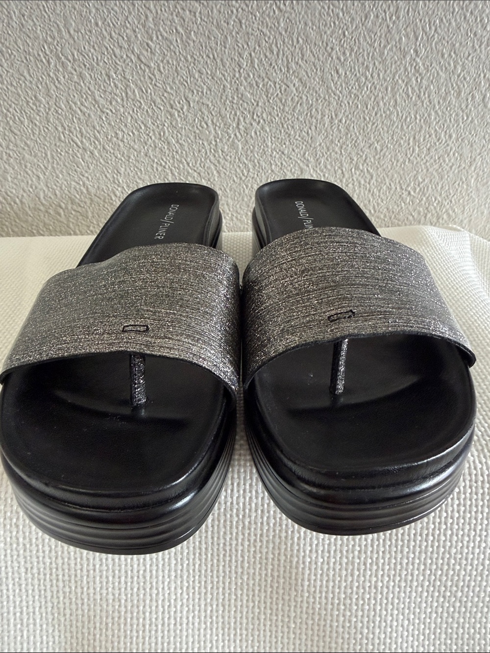 NWOT Donald J. Pliner Black Platform Slides with Metallic Silver Strap Size 9.5 - Picture 3 of 8